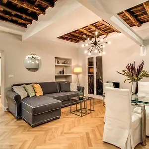 Apartment Trevi Fountain Superior 3 Bdr, Rome